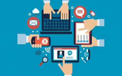 Une illustration montrant plusieurs mains interagissant avec des appareils numériques (ordinateur portable, tablette, smartphone) et des icônes de communication (e-mail, chat), symbolisant la digitalisation de la relation client et la gestion multicanale.