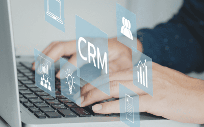 Une personne tapant sur un ordinateur portable, avec des icônes de boîtes aux lettres, d'ampoules lumineuses et de profils de personnes, symbolisant l'utilisation de l'e-mailing et des outils comme un CRM pour optimiser la communication.