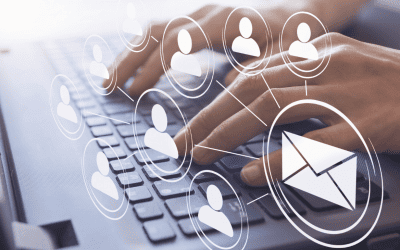 Des mains tapant sur un clavier d'ordinateur portable, d'où partent des connexions vers des icônes de profil et une enveloppe, symbolisant la communication ciblée par email et la fidélisation des clients.