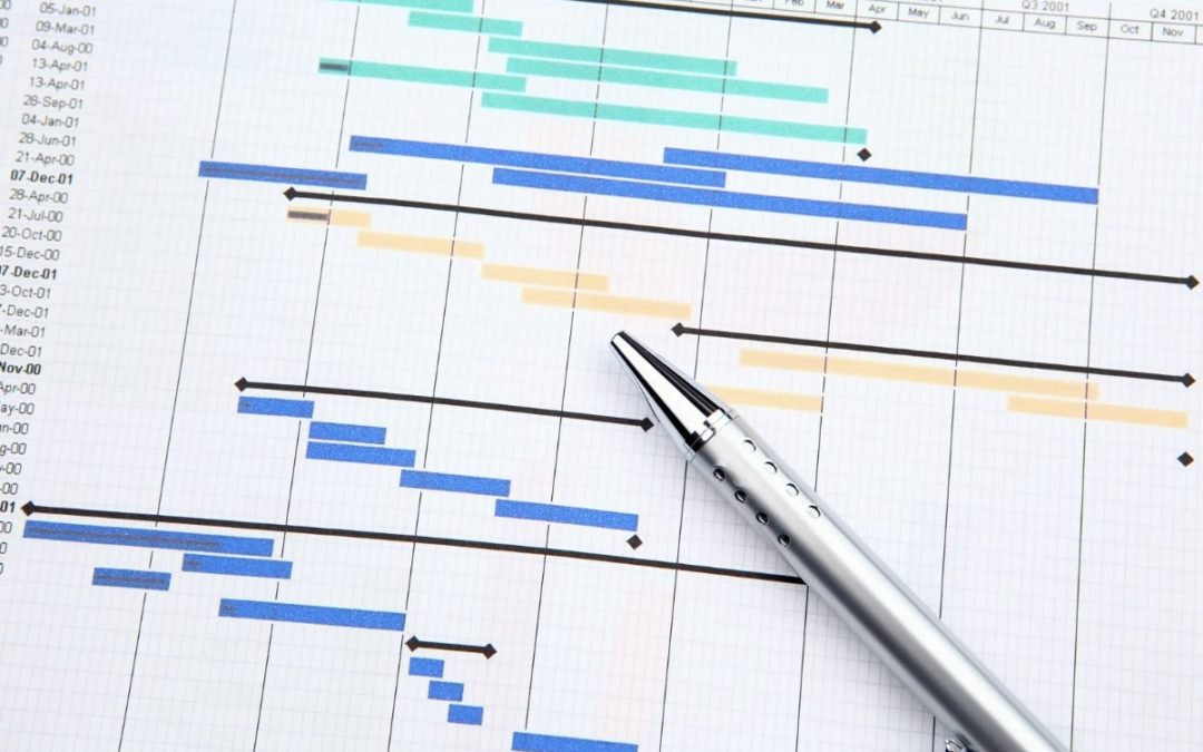 Taches du planning chantier avec un stylo