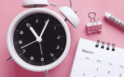 Un réveil et un calendrier de bureau, symbolisant la gestion du temps et la planification du contenu pour les réseaux sociaux.