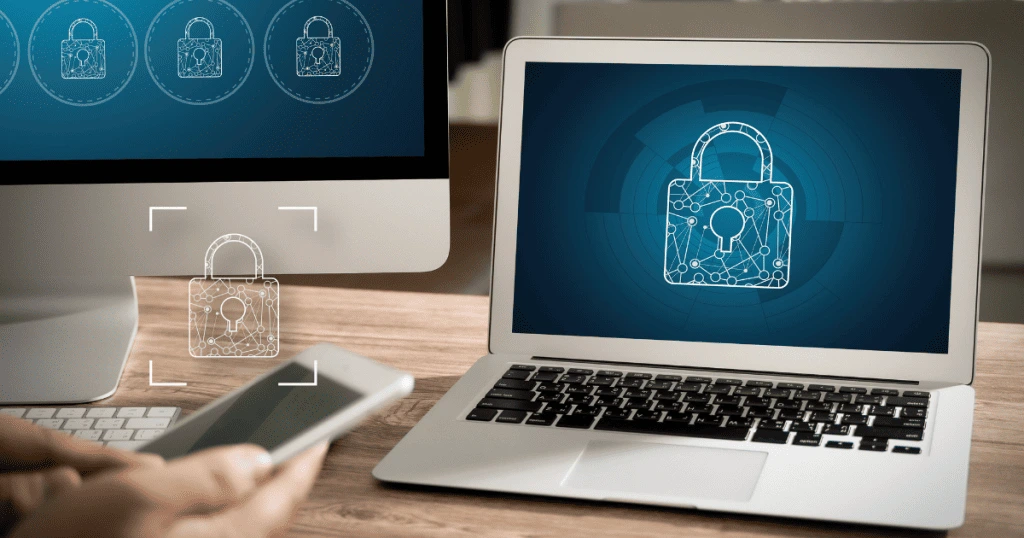 Des écrans d'ordinateur et de smartphone affichant des icônes de cadenas numériques et des réseaux de connexions, symbolisant la cybersécurité, la protection des données et la nécessité de créer une politique de confidentialité robuste - Digitandco.