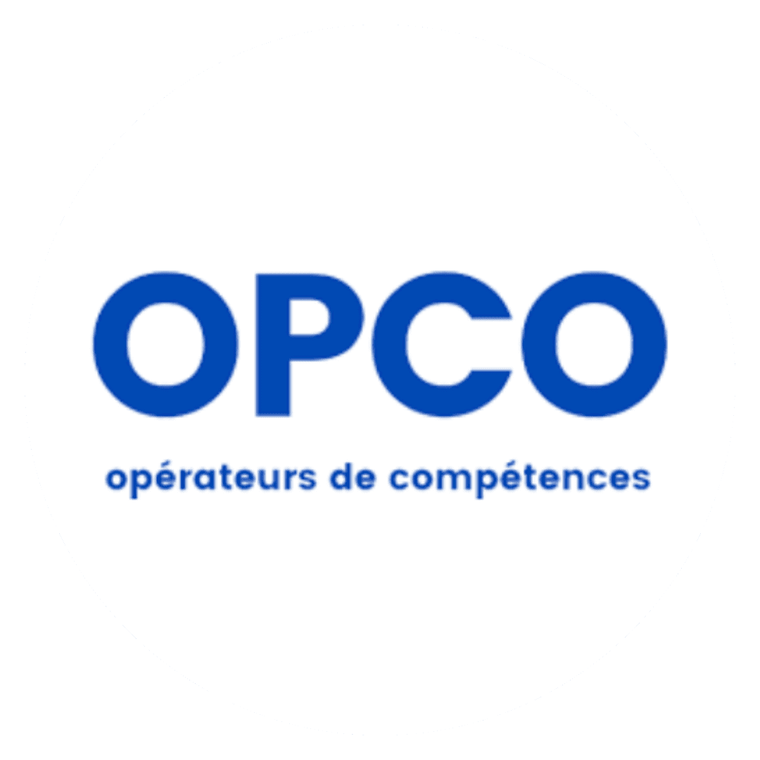 Icône de l'OPCO, un logo circulaire avec le texte "OPCO" en bleu majuscules et en dessous "opérateurs de compétences", représentant un organisme finançant les formations professionnelles - Digitandco.