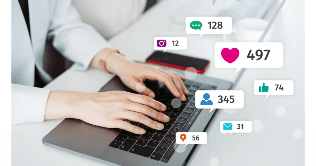 Des mains tapant sur le clavier d'un ordinateur portable, entourées d'icônes de notifications de réseaux sociaux (commentaires, likes, partages, messages), symbolisant la gestion de la relation client sur les plateformes numériques - Digitandco.