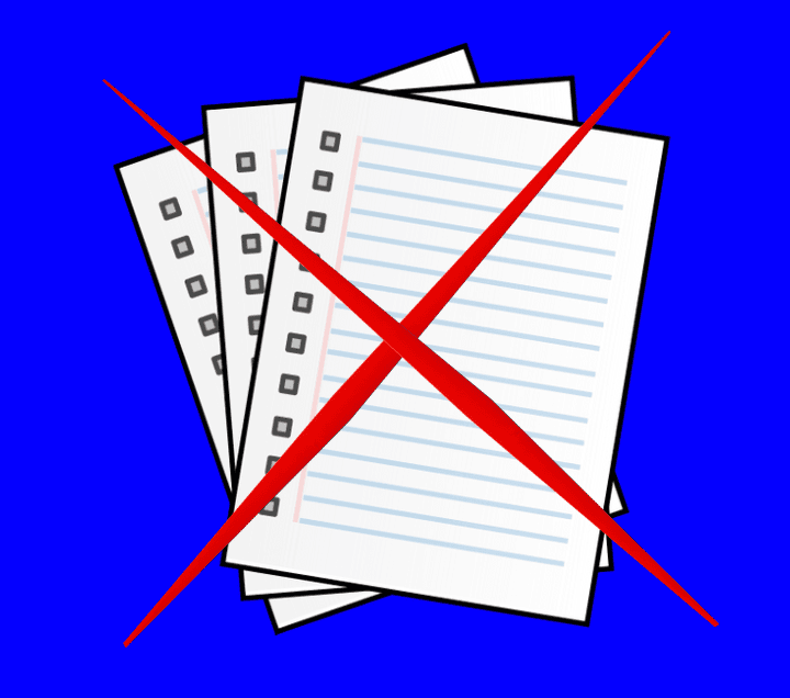 Une pile de papiers barrée d'une grande croix rouge, symbolisant l'abandon de la gestion administrative papier au profit d'une solution numérique comme le CRM.