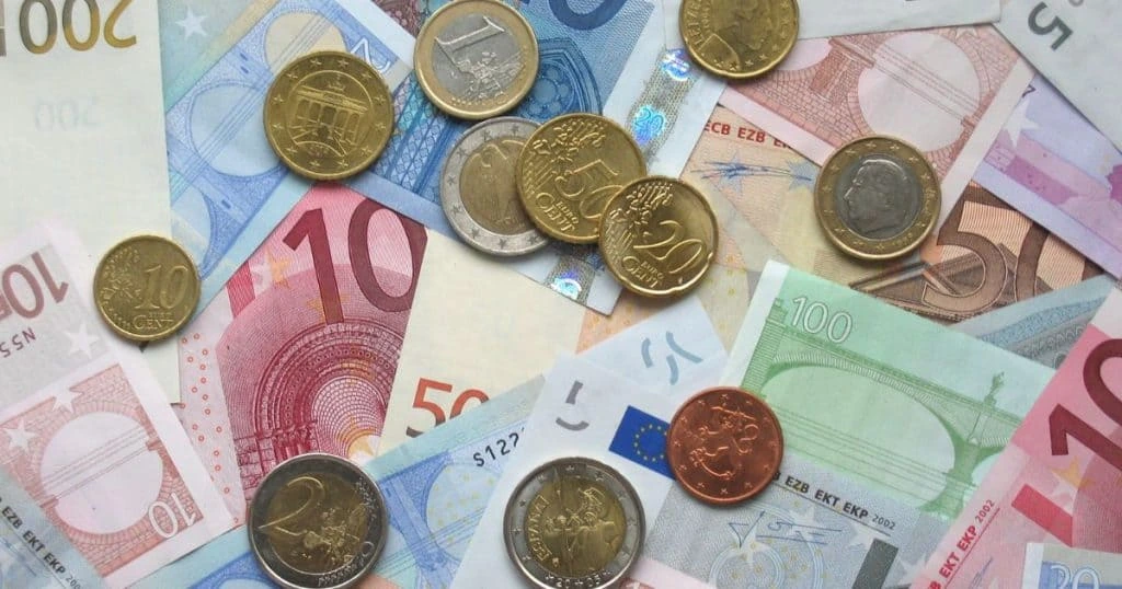 Un gros plan de billets et de pièces en euros, symbolisant la trésorerie et le flux de liquidités, illustrant l'objectif du logiciel AGICAP : la gestion financière et l'optimisation du cash-flow.