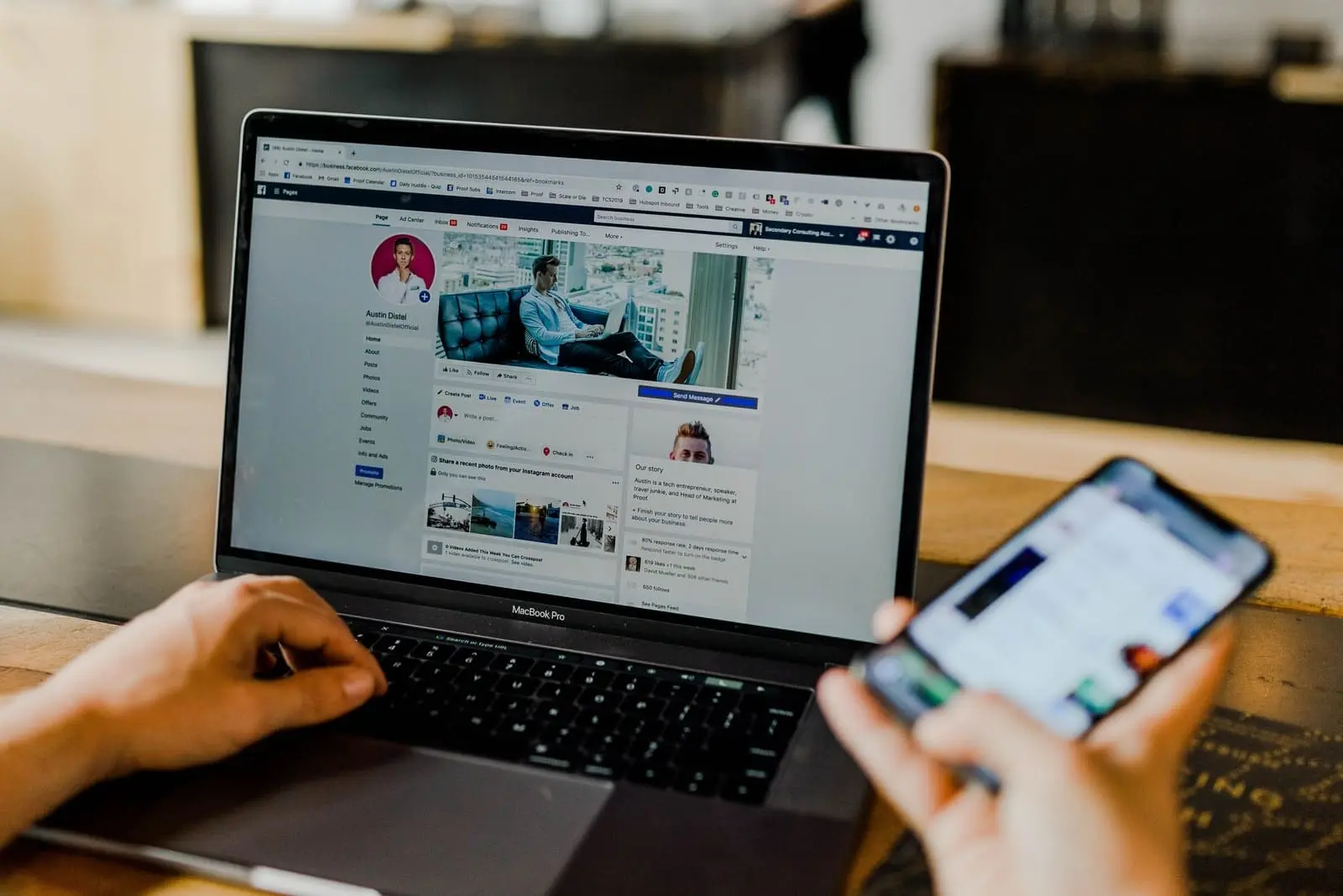 Un ordinateur portable affichant une page Facebook professionnelle, avec les mains d'une personne qui tape sur le clavier, symbolisant la gestion de la présence en ligne et de la vitrine digitale d'une entreprise.